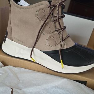 NWT Sorel Tan and Black Rain & Snow Boots Waterproof Design